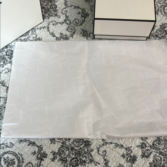 Chanel Classic White Wallet Box and Matching Gift Bag Duo & Tissue; New - Picture 9 of 13